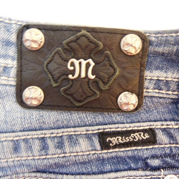 Miss Me Mid Rise Capri Jeans Womens Size 27 Distressed Embroidered Studded Denim - Picture 10 of 10